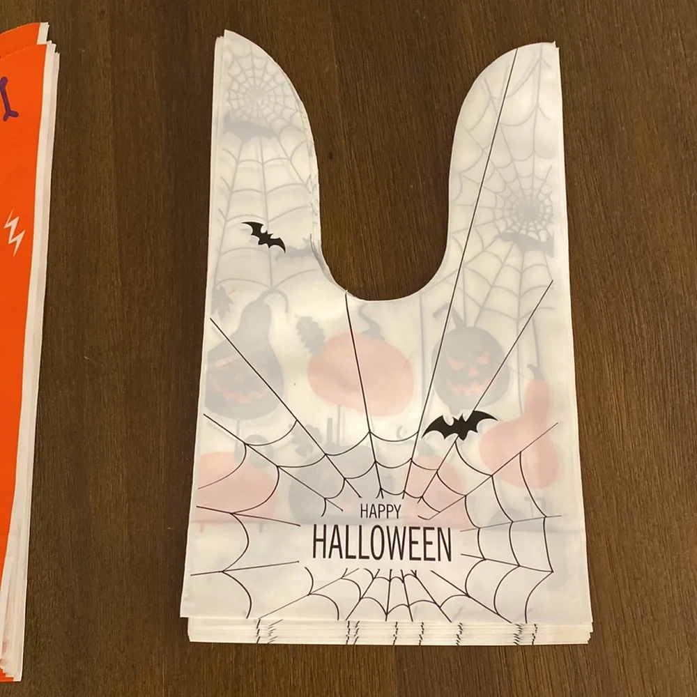 NWOT 100 Plastic Halloween Treat Favor Bags (25 per design)